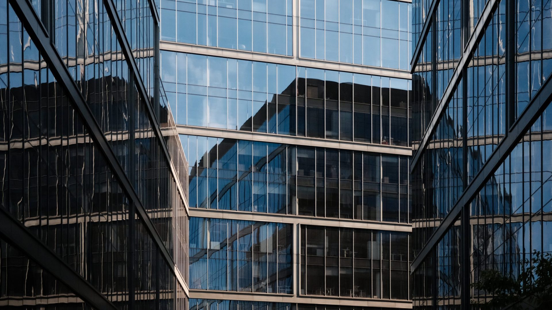 kaboompics_modern-glass-architecture-and-urban-skyline-in-warsaw-city-39965